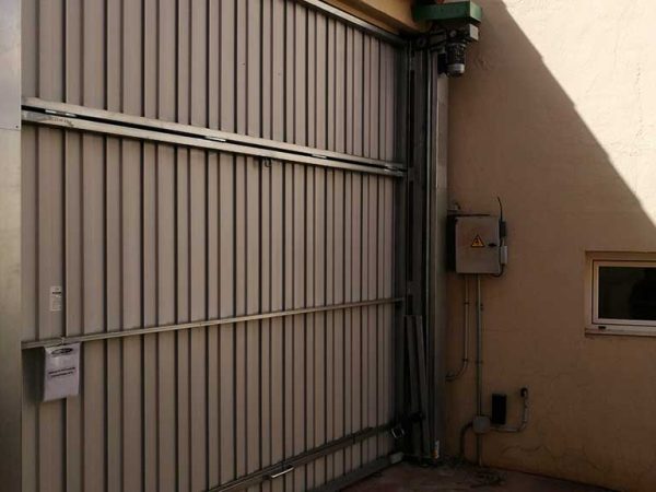 puerta-automatica-industrial-basculante-contrapesada-galeria-2